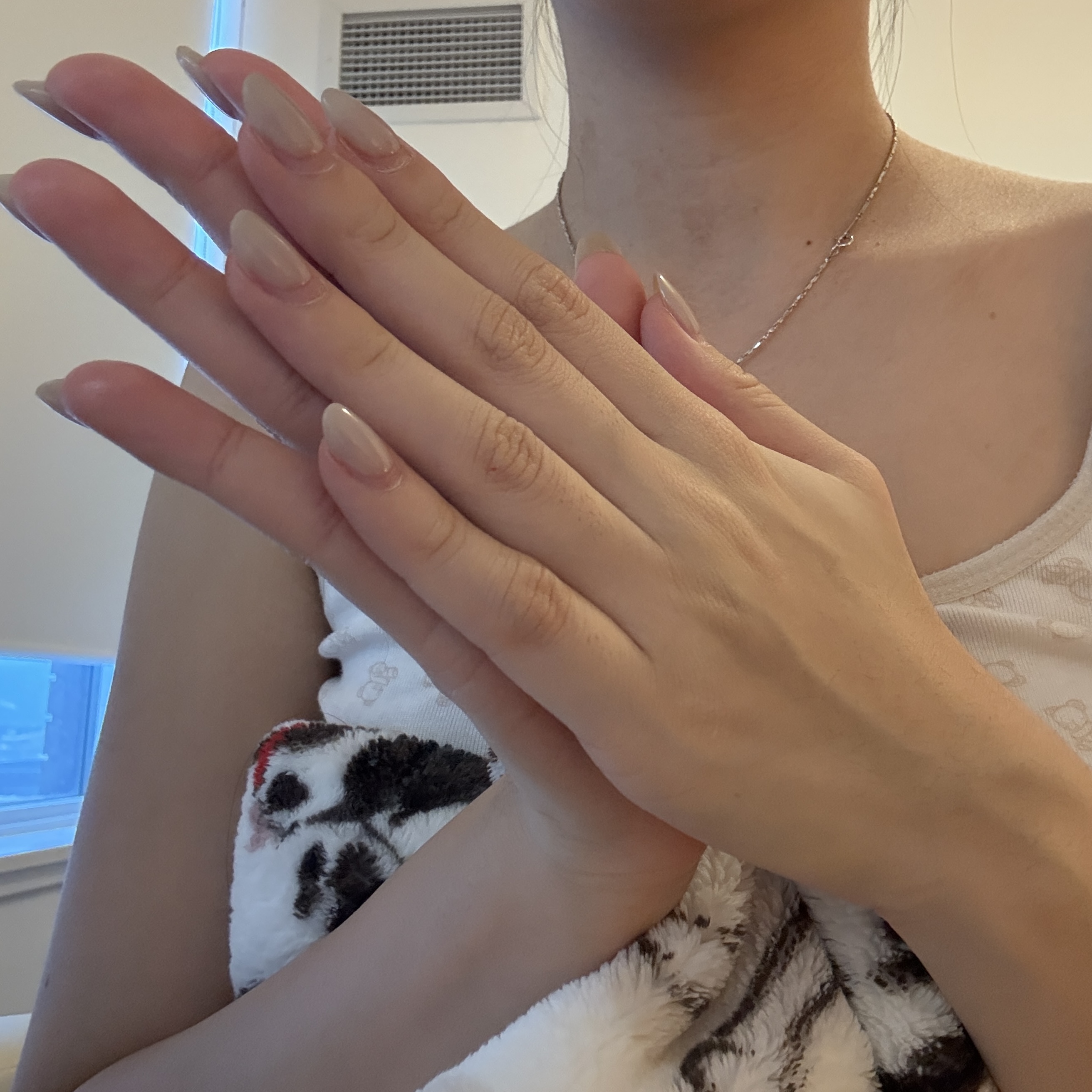 The sharp sound of two hands slapping together.